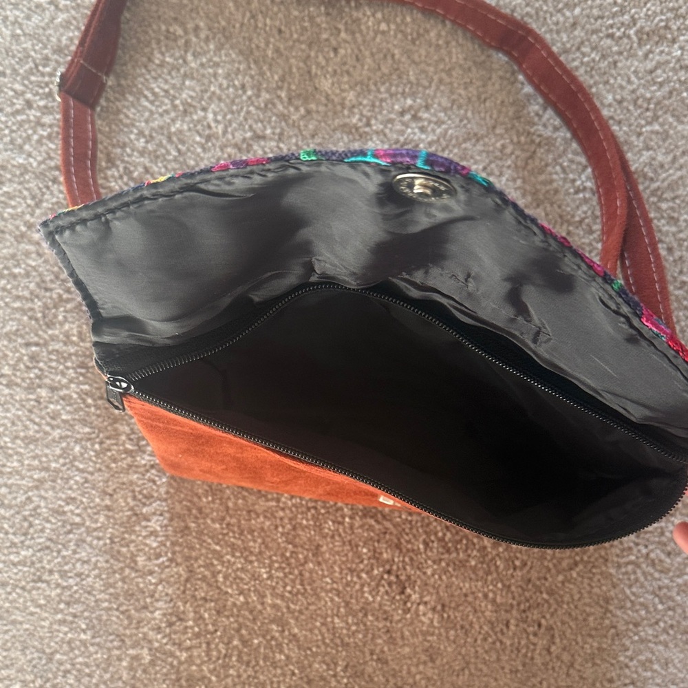 Floral Embroidered leather Brown crossbody Bag - Guatemala artisanal bag - Picture 3 of 5
